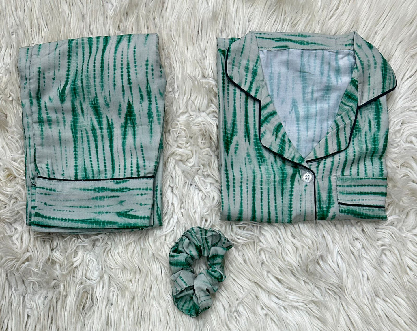 Printed Pajama Shirt Set with Matching Scrunchies πΈ