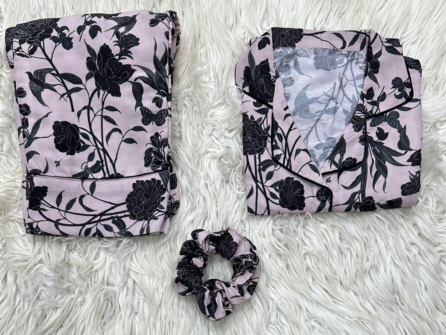 Printed Pajama Shirt Set with Matching Scrunchies πΈ